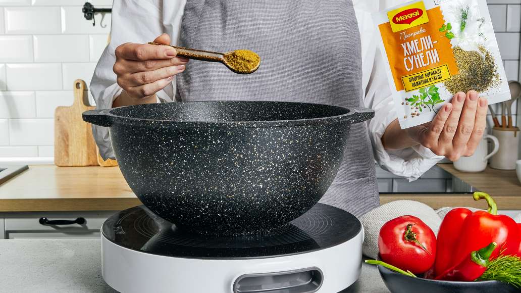 Всыпать молотый перец, MAGGI® Хмели-сунели, перемешать, тушить под
крышкой 20 минут. Всыпать молотый перец, MAGGI® Хмели-сунели, перемешать, тушить под
крышкой 20 минут.