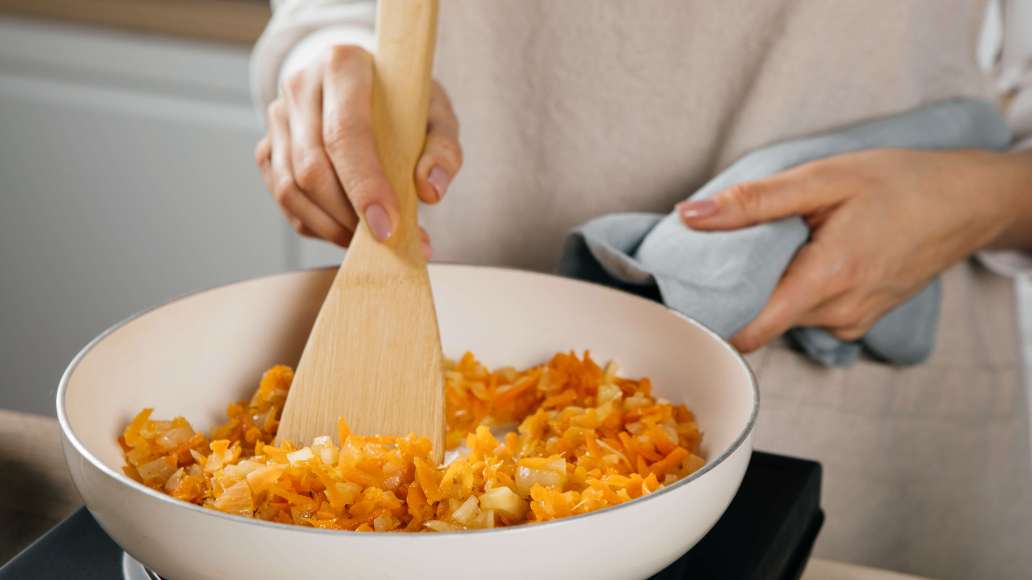 Смешать фарш с рисом, жареным луком и капустой. Нарезать вторую крупную луковицу мелкими кубиками, натереть большую морковь на крупной тёрке. Обжарить овощи на 1 ст. л. разогретого масла в течение 3–5 минут. Слегка посолить. Разогреть духовку до 180–190 ° Смешать фарш с рисом, жареным луком и капустой. Нарезать вторую крупную луковицу мелкими кубиками, натереть большую морковь на крупной тёрке. Обжарить овощи на 1 ст. л. разогретого масла в течение 3–5 минут. Слегка посолить. Разогреть духовку до 180–190 °