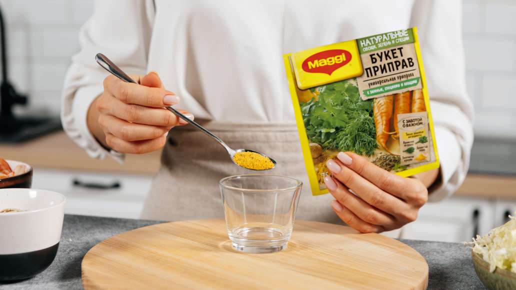 В отдельной ёмкости смешать горячую воду с MAGGI® Приправа универсальная Букет приправ, оставить на три минуты. Добавить масло, уксус и тщательно перемешать. 