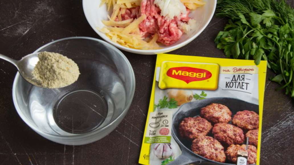 Содержимое пакетика MAGGI  НА ВТОРОЕ для котлет высыпать в теплую воду размешать и дать настояться. Смешать фарш, тертый картофель, измельченный чеснок, лук и MAGGI  НА ВТОРОЕ для котлет. Сформовать котлеты запанировав их в сухарях.
