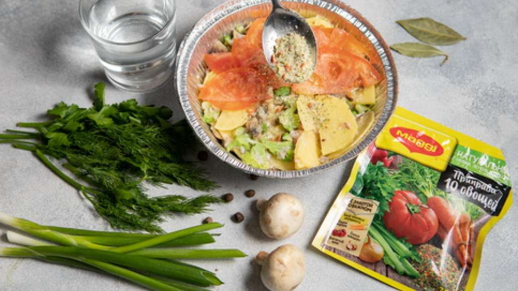 В жаропрочную форму положить куриный фарш, грибы, картофель, помидоры и брокколи, добавить MAGGI® Приправа 10 овощей, влить воду и растительное масло, и перемешать. Запекать жаркое в разогретой до 180 градусов духовке в течение 30 минут. В жаропрочную форму положить куриный фарш, грибы, картофель, помидоры и брокколи, добавить MAGGI® Приправа 10 овощей, влить воду и растительное масло, и перемешать. Запекать жаркое в разогретой до 180 градусов духовке в течение 30 минут.