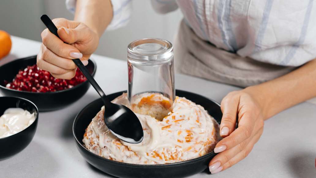 Сверху распределить слой мяса, слой яиц и смазать майонезом. Добавить слой лука, смазать майонезом. Добавить слой моркови и смазать майонезом. Сверху распределить слой мяса, слой яиц и смазать майонезом. Добавить слой лука, смазать майонезом. Добавить слой моркови и смазать майонезом.