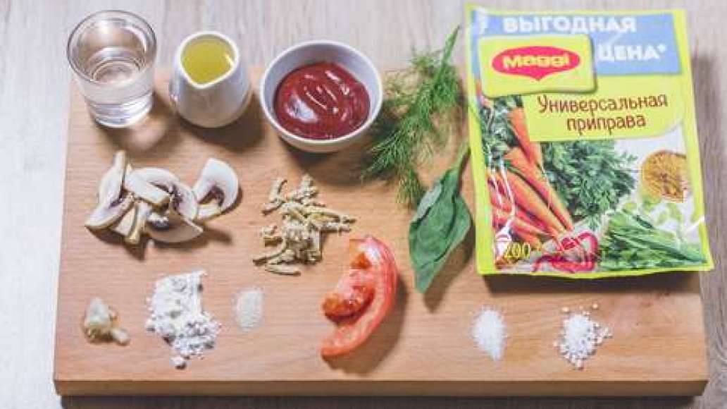 Нарезать помидоры кольцами, грибы пластинками и выложить на пергамент, смазанный маслом и запечь в духовке при 140 градусах 20 минут. Крупно нарвать базилик. Сыр натереть на крупной терке.
