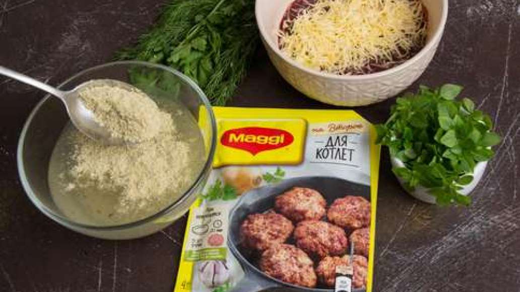 Измельчить говяжью печень. Содержимое пакетика MAGGI НА ВТОРОЕ для котлет высыпать в теплую воду, размешать и дать настояться. Смешать печень, тертый сыр, манку, панировочные сухари, лук и MAGGI НА ВТОРОЕ для котлет. Котлетную массу выкладывать на сково Измельчить говяжью печень. Содержимое пакетика MAGGI НА ВТОРОЕ для котлет высыпать в теплую воду, размешать и дать настояться. Смешать печень, тертый сыр, манку, панировочные сухари, лук и MAGGI НА ВТОРОЕ для котлет. Котлетную массу выкладывать на сково