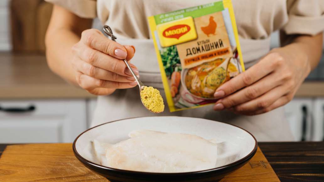 Промытое и обсушенное филе натереть смесью MAGGI® Бульон домашний с курицей. Промытое и обсушенное филе натереть смесью MAGGI® Бульон домашний с курицей.