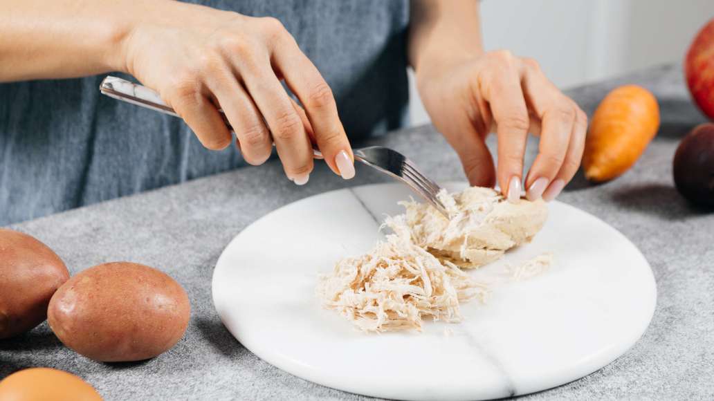 Варить мясо до готовности. Дать остыть и разобрать на короткие волокна. Варить мясо до готовности. Дать остыть и разобрать на короткие волокна.