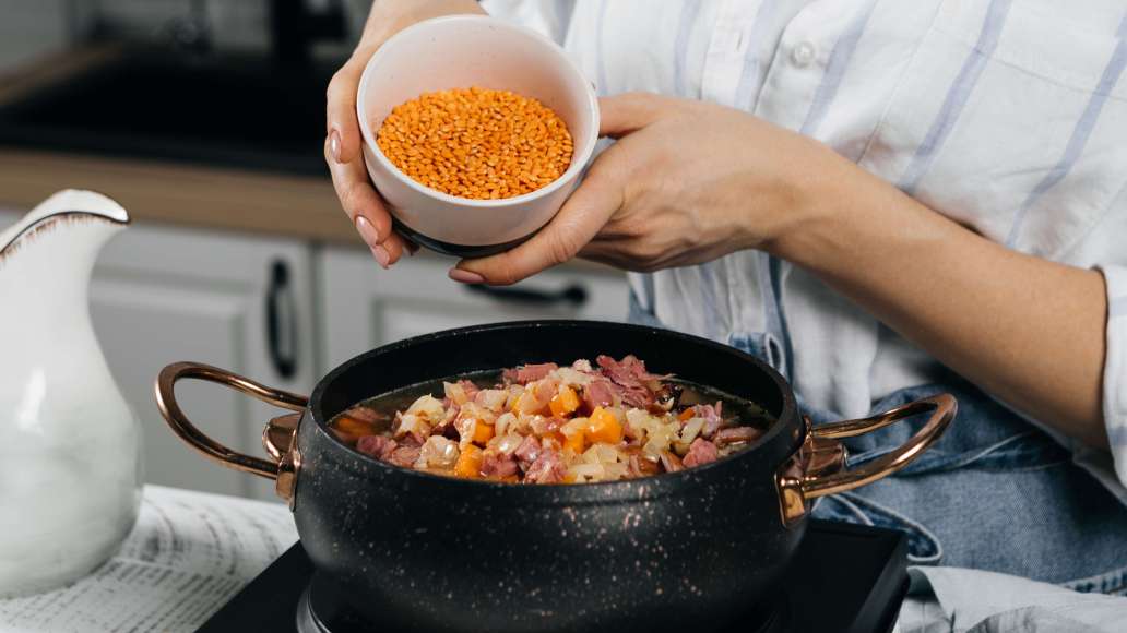 Переложить овощи с мясом в кастрюлю. Добавить промытую чечевицу и варить суп до мягкости картофеля и чечевицы. Переложить овощи с мясом в кастрюлю. Добавить промытую чечевицу и варить суп до мягкости картофеля и чечевицы.