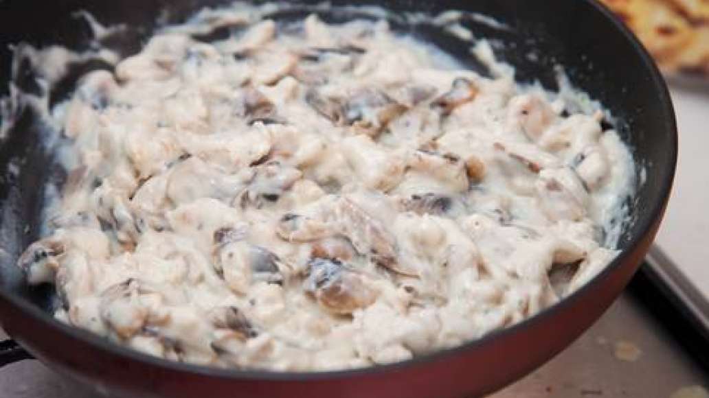 Смесь вылить в сковороду с грибами и курицей, довести до кипения и варить 1 минуту, постоянно помешивая. Снять с огня.

