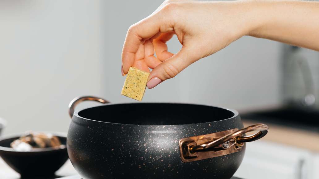 Залить морковь литром воды и довести до кипения. Добавить кубики MAGGI® ЗОЛОТОЙ® Бульон с курицей и варить до мягкости.