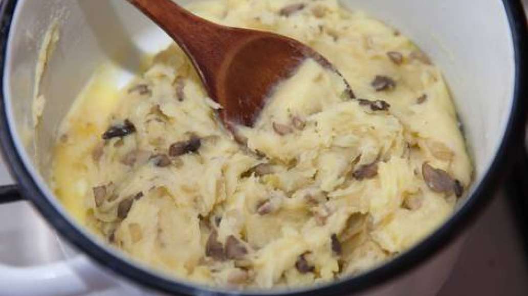 Из отваренного картофеля сделать пюре, добавив по вкусу соль, молоко и сливочное масло (при желании). Добавить в пюре обжаренные с луком грибы, перемешать. Из отваренного картофеля сделать пюре, добавив по вкусу соль, молоко и сливочное масло (при желании). Добавить в пюре обжаренные с луком грибы, перемешать.