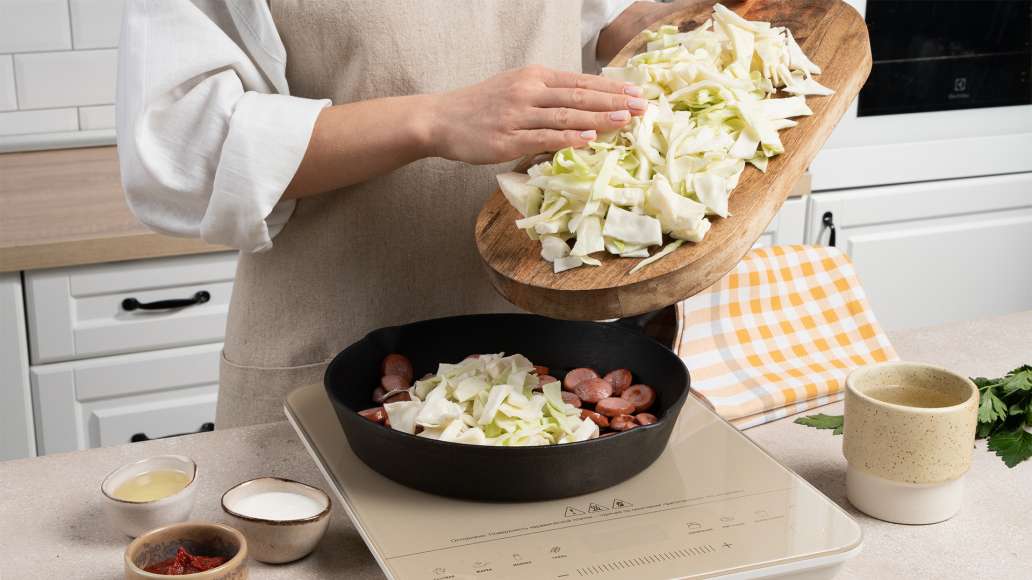 Ароматная солянка с сосисками: шаг 2 Ароматная солянка с сосисками: шаг 2