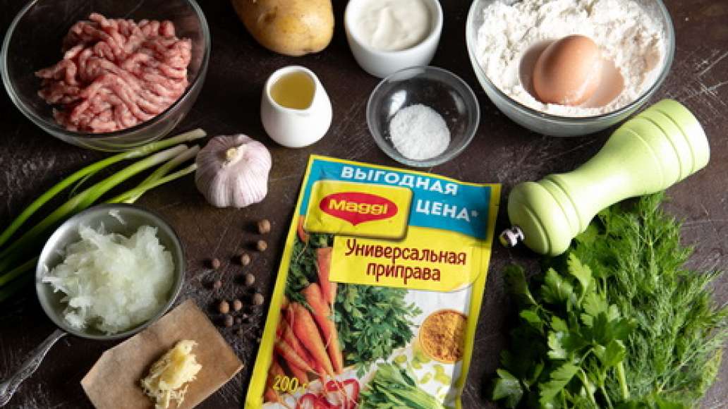 Подготовить ингредиенты. Просеять муку с добавленной солью. Яйцо взбить с холодной водой и растительным маслом. Вымесить тугое тесто, для пельменей и поставить его в холодильник под пленкой или полотенцем на 20 – 30 минут. Натереть лук и чеснок на терке. Подготовить ингредиенты. Просеять муку с добавленной солью. Яйцо взбить с холодной водой и растительным маслом. Вымесить тугое тесто, для пельменей и поставить его в холодильник под пленкой или полотенцем на 20 – 30 минут. Натереть лук и чеснок на терке.