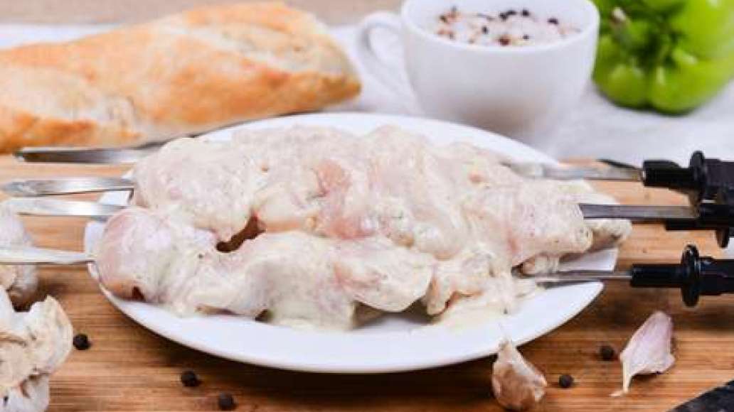 Сформируйте шашлыки или выложите мясо на решетку. Сформируйте шашлыки или выложите мясо на решетку.