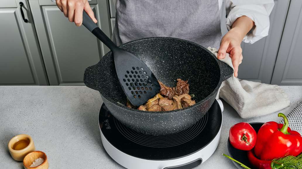 В казане нагреть растительное масло и выложить мясо. Выдавить чеснок и
помешивать, пока часть жидкости не испарится. В казане нагреть растительное масло и выложить мясо. Выдавить чеснок и
помешивать, пока часть жидкости не испарится.