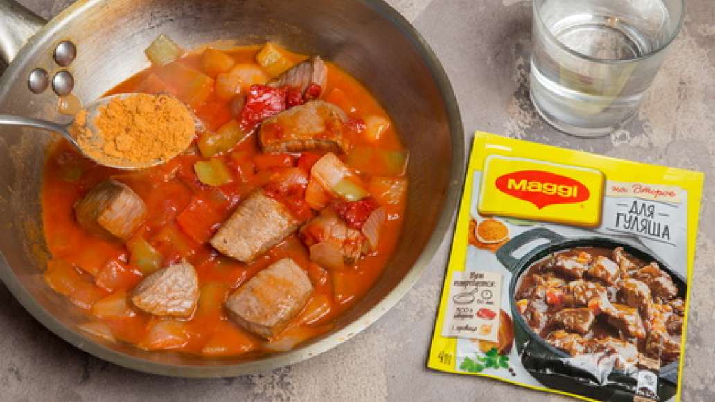 Добавить MAGGI® НА ВТОРОЕ для гуляша, воду, острый перец, нарезанный колечками, помидоры в собственном соку и муку с  томатной пастой. Тушить до готовности.