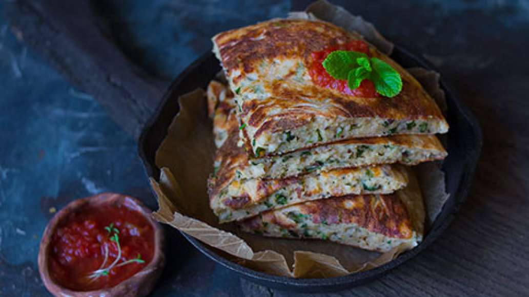 Снять с огня, нарезать на порционные кусочки, подавать с соусом по вкусу. Снять с огня, нарезать на порционные кусочки, подавать с соусом по вкусу.