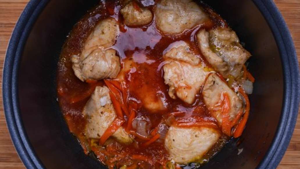 Смешайте воду с томатной пастой, залейте курицу с овощами. Готовьте на режиме “Тушение” 1 час.
Смешайте воду с томатной пастой, залейте курицу с овощами. Готовьте на режиме “Тушение” 1 час.