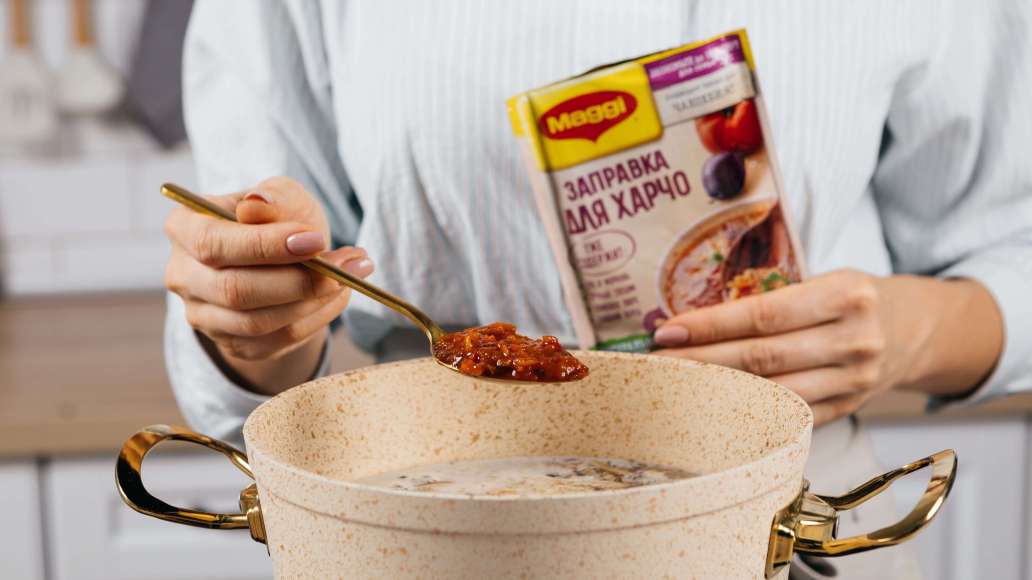 За 5 минут до готовности риса добавить MAGGI® Заправку для харчо, жареные опята, мясо, орехи и перемешать. Снять суп с огня.