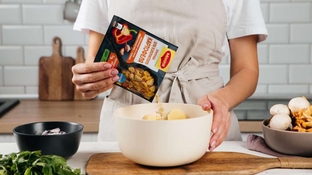 Добавить к картофелю MAGGI® Приправу для золотистого картофеля и 4 ст. л. масла. Тщательно перемешать, выложить в форму для запекания. Добавить к картофелю MAGGI® Приправу для золотистого картофеля и 4 ст. л. масла. Тщательно перемешать, выложить в форму для запекания.