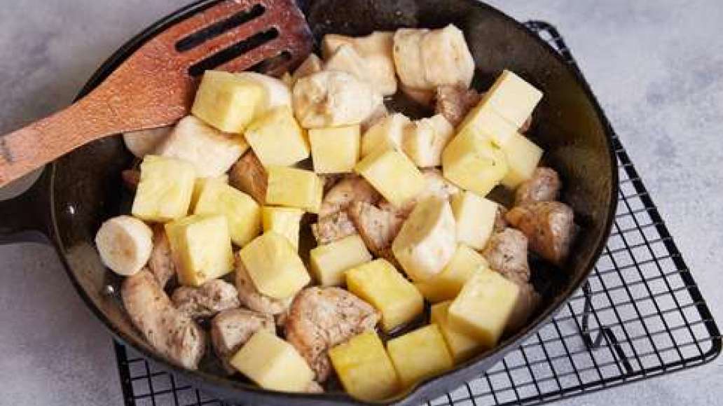 Выложить курицу на раскаленную сковородку, смазанную растительным маслом, обжарить непрерывно перемешивая до полной готовности, добавить нарезанные ананас и банан и держать на огне еще 5 минут. Выложить курицу на раскаленную сковородку, смазанную растительным маслом, обжарить непрерывно перемешивая до полной готовности, добавить нарезанные ананас и банан и держать на огне еще 5 минут.