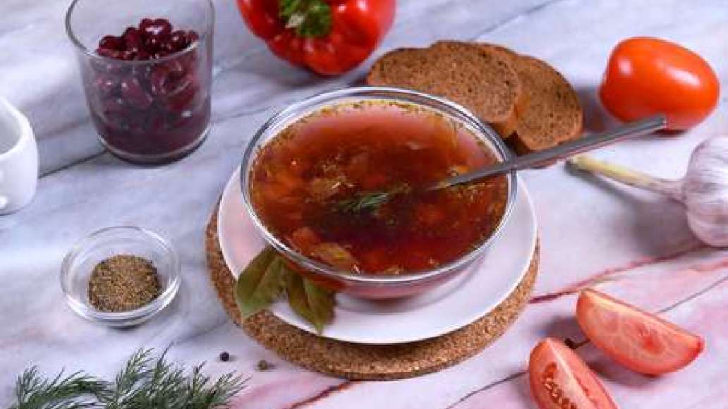 По вкусу добавьте соль и чеснок, украсьте зеленью, и борщ готов.
