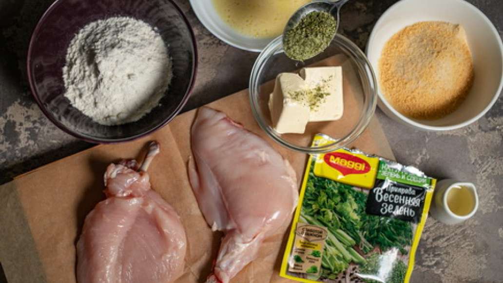 Соединить сливочное масло с MAGGI® Приправа Весенняя зелень и перемешать. Куриное филе отбить в тонкий пласт, накрыв пленкой. Взбить яйцо. На середину отбитого пласта куриного филе положить начинку из сливочного масла и сформировать котлету овальной формы Соединить сливочное масло с MAGGI® Приправа Весенняя зелень и перемешать. Куриное филе отбить в тонкий пласт, накрыв пленкой. Взбить яйцо. На середину отбитого пласта куриного филе положить начинку из сливочного масла и сформировать котлету овальной формы