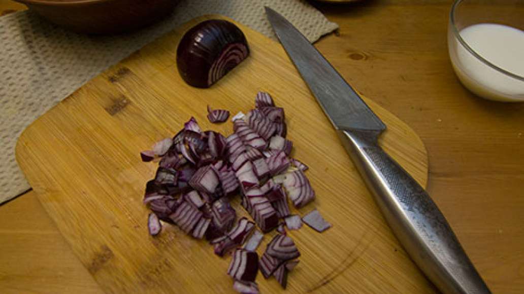 Нарезать лук на средние кусочки.