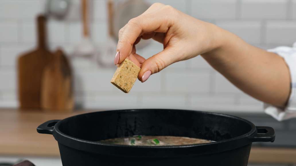 Добавить фасоль, 500 мл воды (вода должна полностью покрывать продукты) и довести до кипения. Добавить MAGGI® Бульон с говядиной на косточке и хлопья чили.