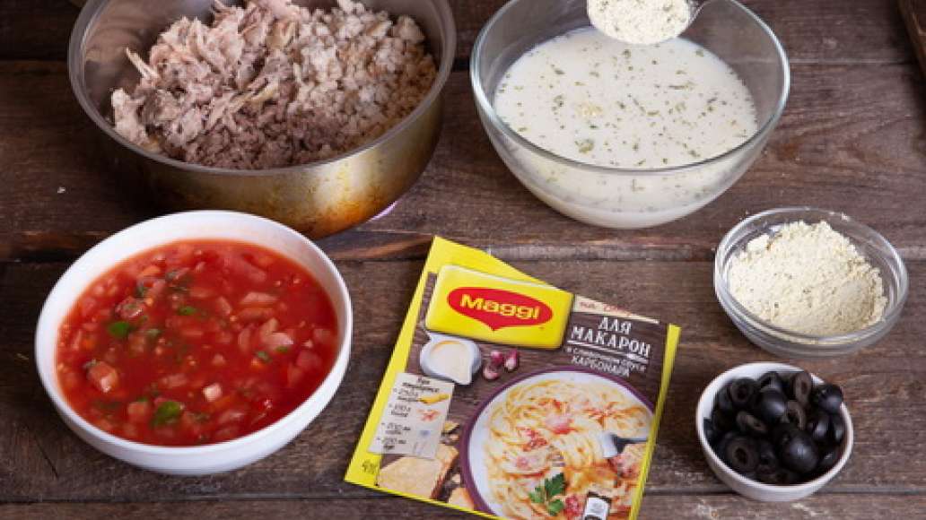Маслины нарезать колечками. Нарезать вареную курицу небольшими кусочками. Разогреть в сковородке оливковое масло и обжарить говяжий и куриный фарш до полуготовности, постоянно перемешивая и разминая комки. Содержимое пакета MAGGI® НА ВТОРОЕ для макарон Маслины нарезать колечками. Нарезать вареную курицу небольшими кусочками. Разогреть в сковородке оливковое масло и обжарить говяжий и куриный фарш до полуготовности, постоянно перемешивая и разминая комки. Содержимое пакета MAGGI® НА ВТОРОЕ для макарон