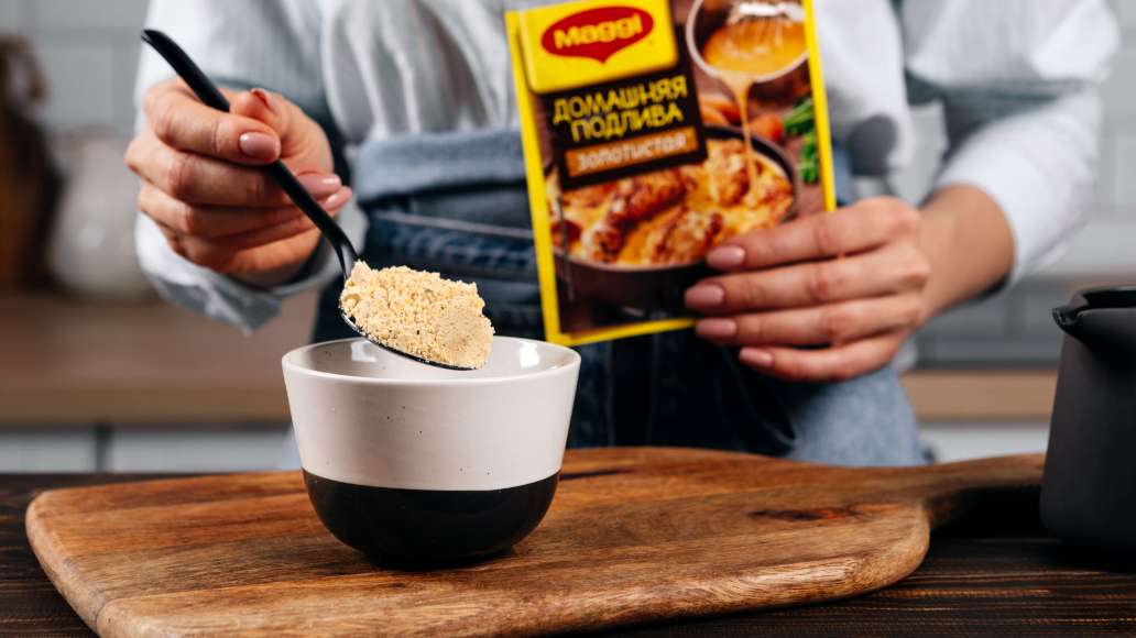 Отдельно смешать MAGGI® Подливу домашнюю золотистую со сметаной и водой до однородности. Влить на сковороду или в сотейник, погрузить в подливу тефтельки.