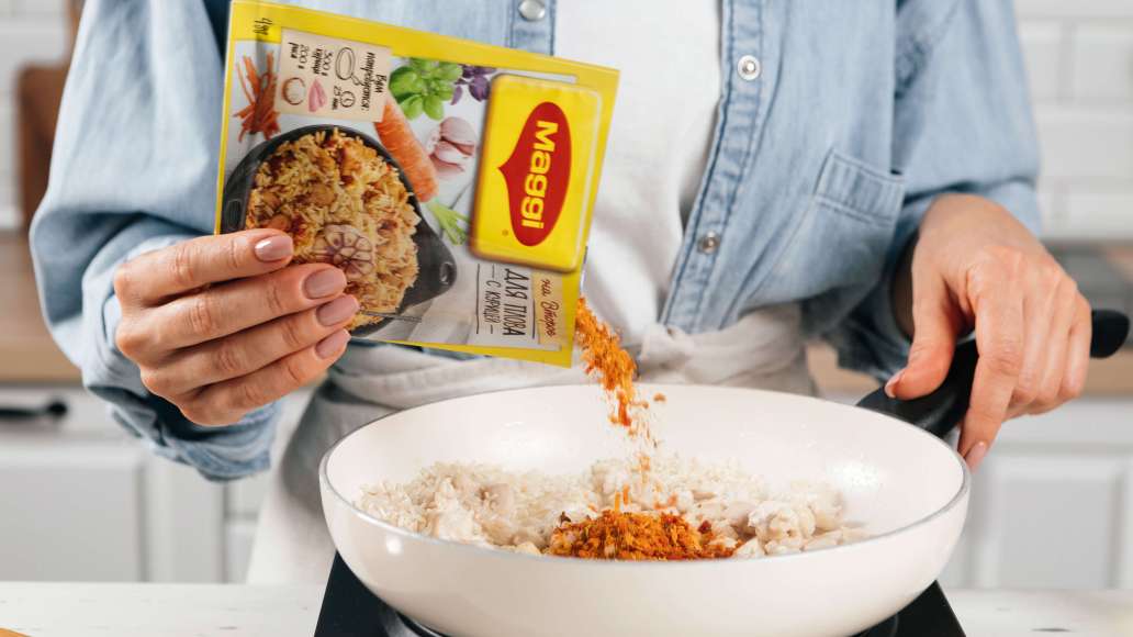 Добавить MAGGI® НА ВТОРОЕ для плова с курицей в сковороду к рису и курице. Перемешать, влить воду и тушить под крышкой 20-25 минут до полного впитывания воды. Добавить MAGGI® НА ВТОРОЕ для плова с курицей в сковороду к рису и курице. Перемешать, влить воду и тушить под крышкой 20-25 минут до полного впитывания воды.