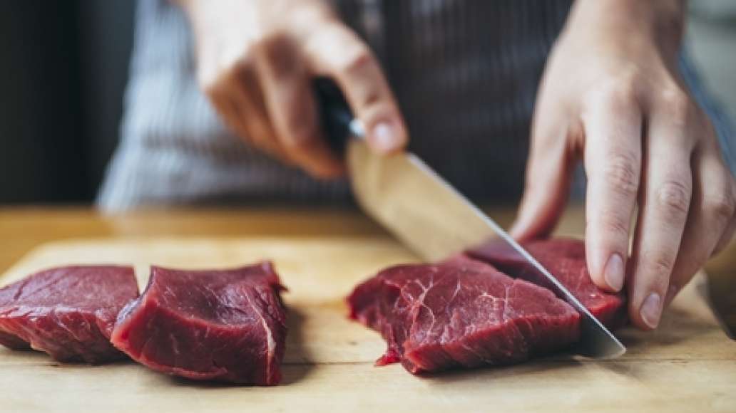 Мясо помыть, обсушить бумажным полотенцем, нарезать на порционные куски, залить холодной водой и поставить варить. По мере закипания шумовкой снимать пену с поверхности бульона. Варить бульон на слабом огне 1,5-2 часа. Мясо помыть, обсушить бумажным полотенцем, нарезать на порционные куски, залить холодной водой и поставить варить. По мере закипания шумовкой снимать пену с поверхности бульона. Варить бульон на слабом огне 1,5-2 часа.