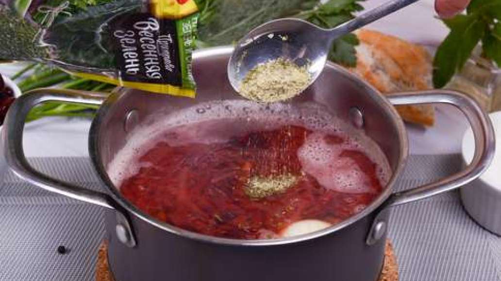Добавьте в кастрюлю MAGGI® Приправа Весенняя зелень, сахар и лавровый лист. Добавьте в кастрюлю MAGGI® Приправа Весенняя зелень, сахар и лавровый лист.