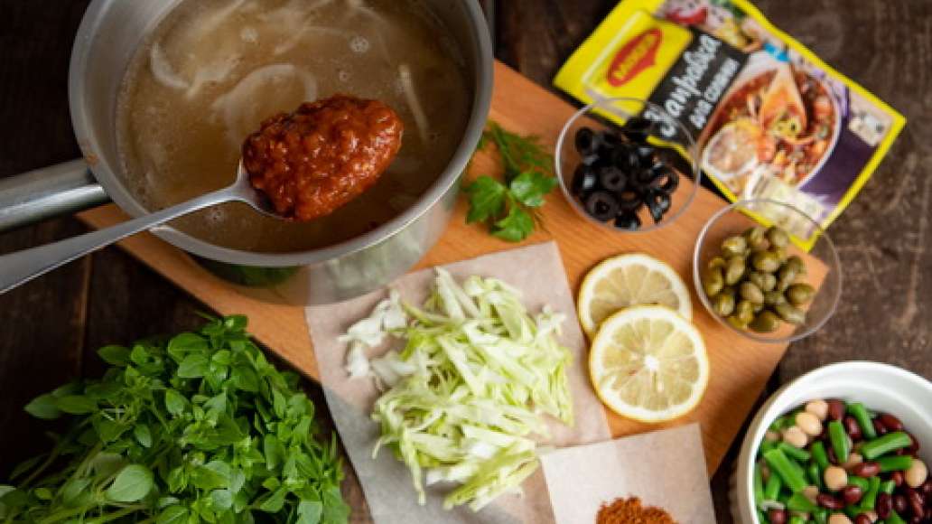 За пять минут до готовности добавить MAGGI® Заправка для солянки, каперсы, маслины нарезанную зелень, добавить копченую паприку. Довести до полной готовности, проверить на соль и довести до нужного вкуса. За пять минут до готовности добавить MAGGI® Заправка для солянки, каперсы, маслины нарезанную зелень, добавить копченую паприку. Довести до полной готовности, проверить на соль и довести до нужного вкуса.