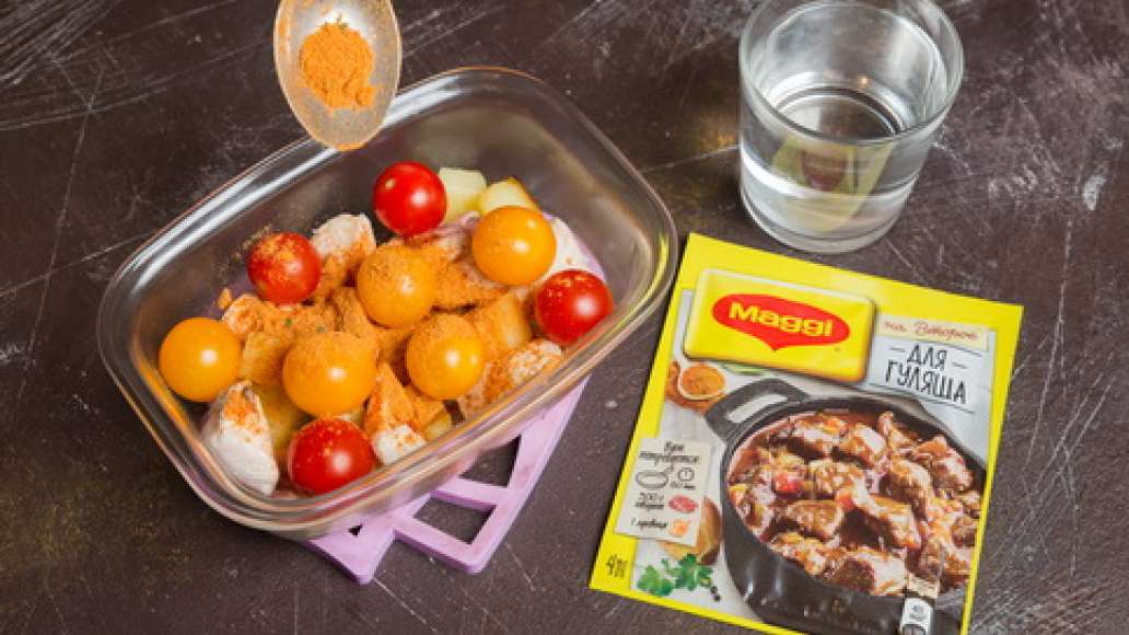 Добавить MAGGI® НА ВТОРОЕ для гуляша, воду, помидоры черри, лук и болгарский перец, помидоры в собственном соку. Выложить в жаропрочную емкость, смазанную маслом и запекать до готовности. Тушить до готовности. Если вы хотите приготовить блюдо поострее, то Добавить MAGGI® НА ВТОРОЕ для гуляша, воду, помидоры черри, лук и болгарский перец, помидоры в собственном соку. Выложить в жаропрочную емкость, смазанную маслом и запекать до готовности. Тушить до готовности. Если вы хотите приготовить блюдо поострее, то