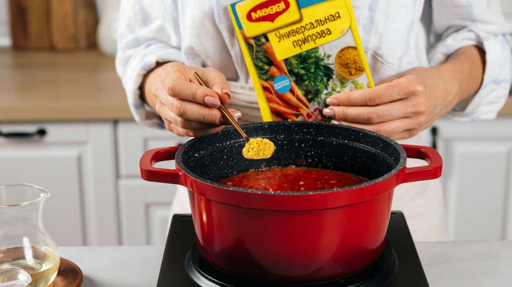 Добавить MAGGI® Приправу универсальную. Влить масло и тщательно перемешать и варить еще 5 минут. Попробовать на вкус и при необходимости добавить сахара и соли. Добавить MAGGI® Приправу универсальную. Влить масло и тщательно перемешать и варить еще 5 минут. Попробовать на вкус и при необходимости добавить сахара и соли.
