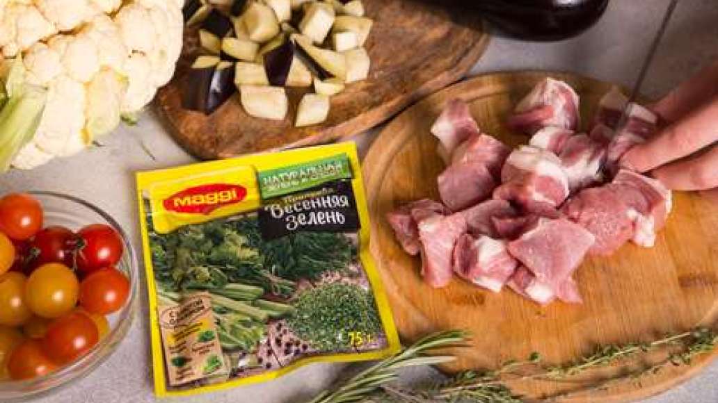 Нарезать свинину крупными кубиками. Баклажан нарезать кубиками. Нарезать свинину крупными кубиками. Баклажан нарезать кубиками.