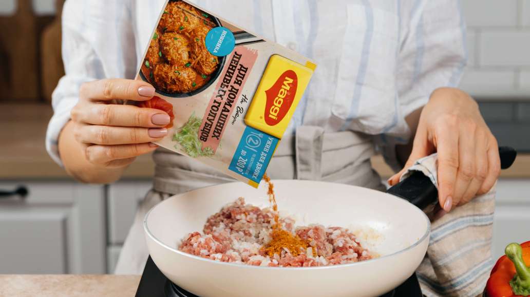 Добавить в сковороду мясной фарш, рис и MAGGI® НА ВТОРОЕ для домашних ленивых голубцов. Прогреть все вместе в течение 5 минут.