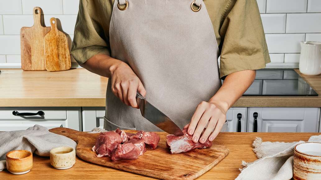 Мясо вымыть, подсушить, срезать пленки и жилы. Нарезать кусками размером 4
х 4 см.
