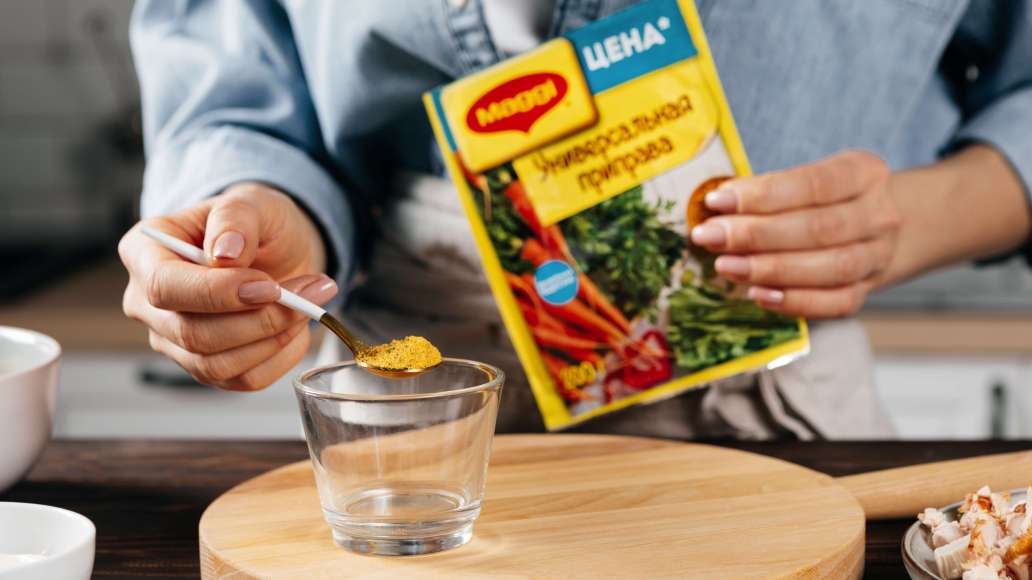 Мелко порезать филе. В небольшой ёмкости смешать MAGGI® Приправа универсальная с горячей водой, оставить на три минуты. Мелко порезать филе. В небольшой ёмкости смешать MAGGI® Приправа универсальная с горячей водой, оставить на три минуты.