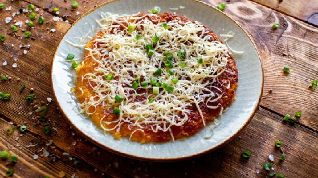 Добавьте 2 чайные ложки соли без горки и обжарьте картофель, постоянно помешивая.
Слегка спрессуйте картофель на сковороде и поджарьте с нижней стороны до тёмно-золотистого цвета.
Выложите готовый картофель на блюдо нижней стороной вверх. Украсьте веточ Добавьте 2 чайные ложки соли без горки и обжарьте картофель, постоянно помешивая.
Слегка спрессуйте картофель на сковороде и поджарьте с нижней стороны до тёмно-золотистого цвета.
Выложите готовый картофель на блюдо нижней стороной вверх. Украсьте веточ