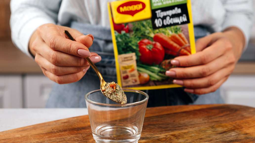 В отдельной емкости смешать горячую воду и MAGGI® Приправу 10 овощей, оставить на 3 минуты. В отдельной емкости смешать горячую воду и MAGGI® Приправу 10 овощей, оставить на 3 минуты.