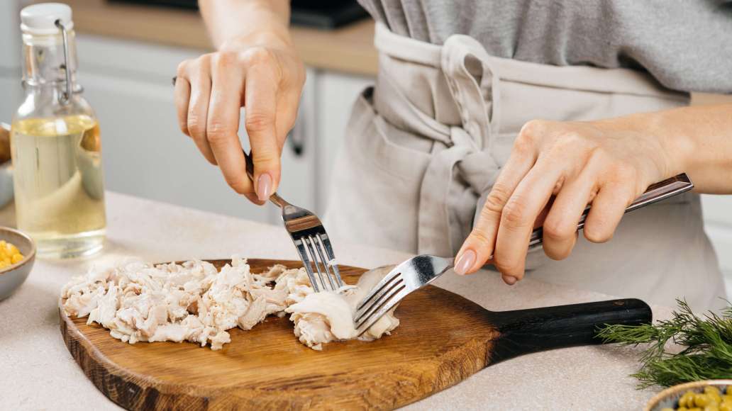 Вынуть бедра из бульона. Очистить мясо от кости. Разобрать на волокна и отложить. Бульон перелить в чашу.