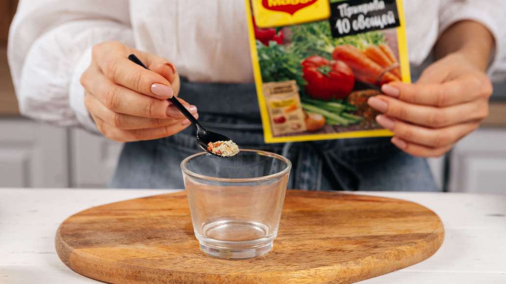 Смешать горячую воду с MAGGI® Приправой 10 овощей, оставить на 3 минуты.