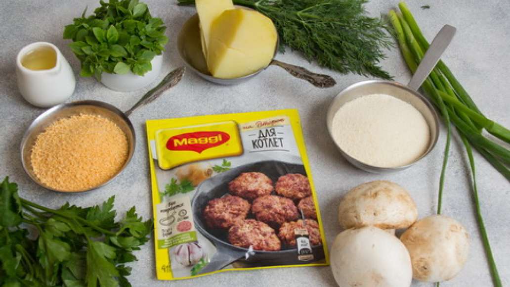 Подготовить продукты. Зелень помыть и обсушить. Картофель помыть, очистить и отварить. Шампиньоны помыть. Подготовить продукты. Зелень помыть и обсушить. Картофель помыть, очистить и отварить. Шампиньоны помыть.