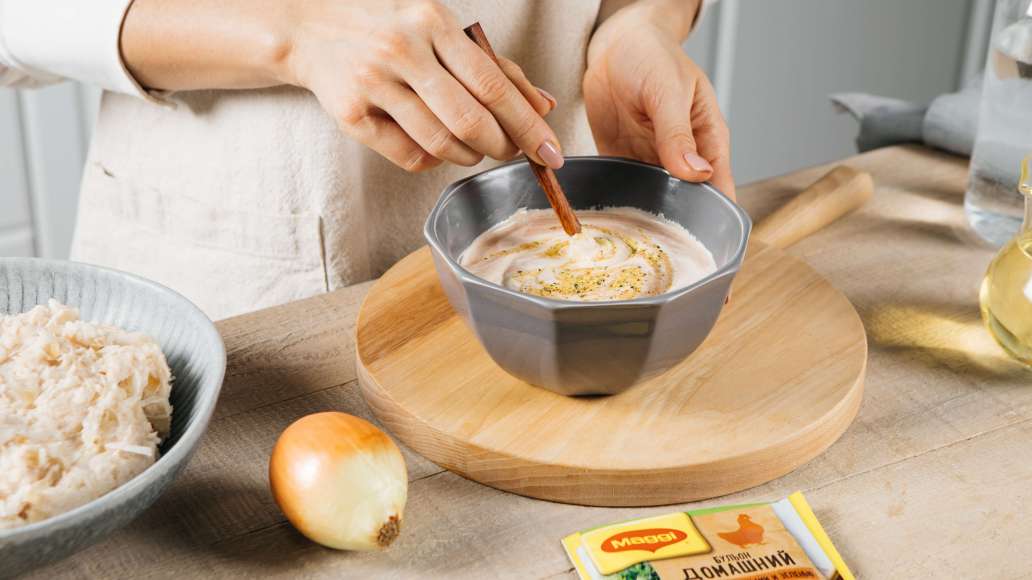 В отдельной ёмкости смешать сметану с горячей водой, томатной пастой и MAGGI® Бульон домашний с курицей. В отдельной ёмкости смешать сметану с горячей водой, томатной пастой и MAGGI® Бульон домашний с курицей.