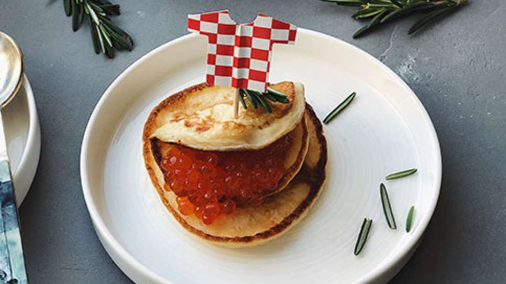 Также оладушки можно сервировать как подложку для закуски, например, с красной икрой.