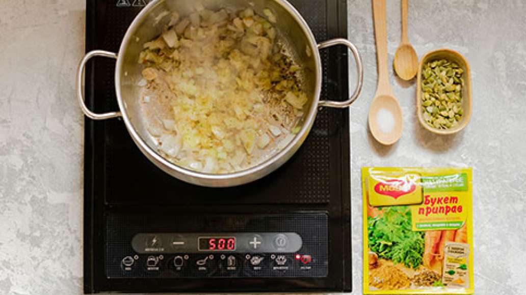 Обжарить лук на растительном масле. После добавить соль и MAGGI® Приправу универсальную Букет приправ. Обжарить лук на растительном масле. После добавить соль и MAGGI® Приправу универсальную Букет приправ.
