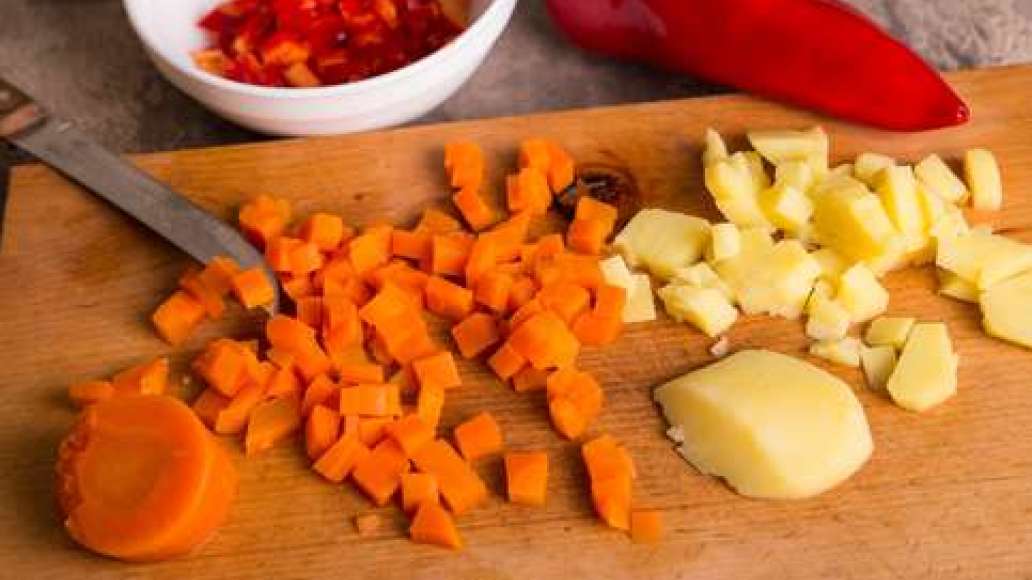 Очистить  и нарезать отваренные овощи кубиками.