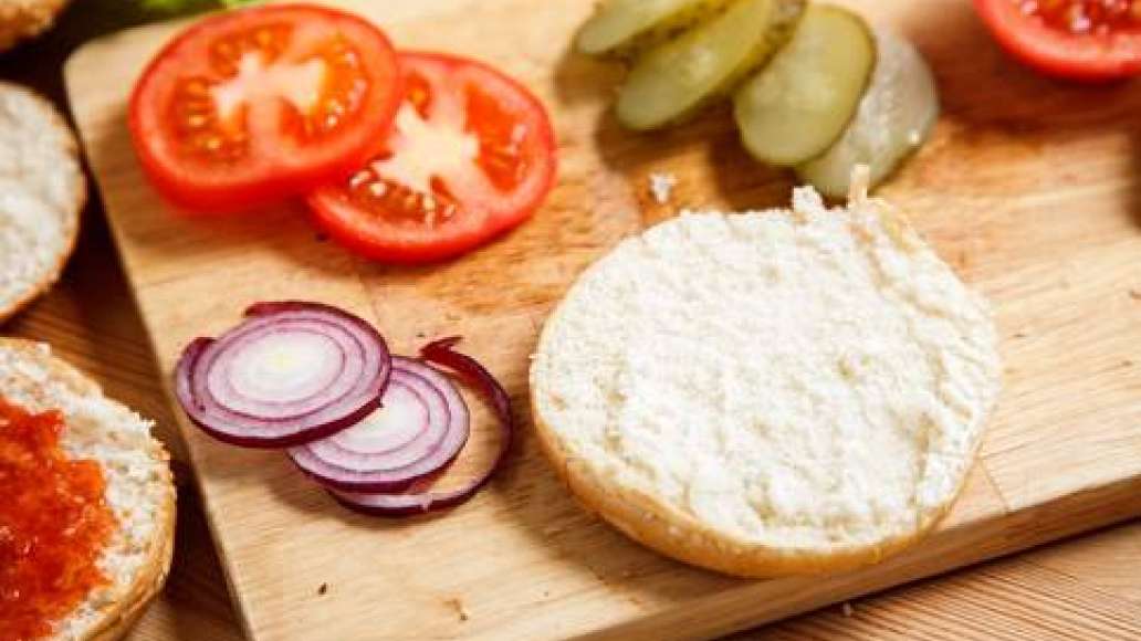 Помидор и огурец нарезать кружочками, красный лук – кольцами. Булочки разрезать. Помидор и огурец нарезать кружочками, красный лук – кольцами. Булочки разрезать.